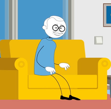 Homme âgé avec des lunettes assis sur un canapé